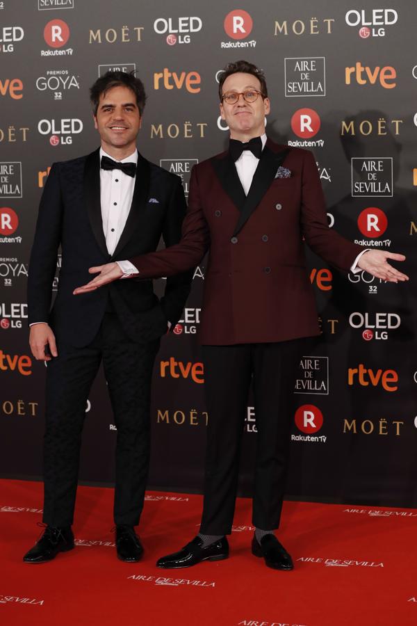 Doble botonadura. Joaquín Reyes, uno de los encargados de presentar la gala, confió en Tom Blanck para uno de los looks principales que lució durante los premios. En esta ocasión con americana burdeos de doble botonadura con solapas negras, pantalón negro y pajarita del mismo color.