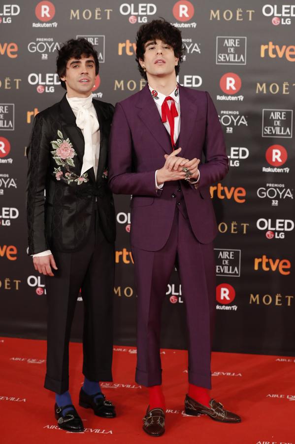 A todo color. Los Javis pusieron el toque barroco a la alfombra, con dos looks muy diferentes pero ambos de Gucci. Javier Ambrosí llevó un traje negro con flores bordadas, mientras que Javier Calvo apostó por el color berenjena. Ambos con calcetines de color -una tendencia a tener en cuenta- que contrastaban con el resto de estilismo y ponían la nota de originalidad.