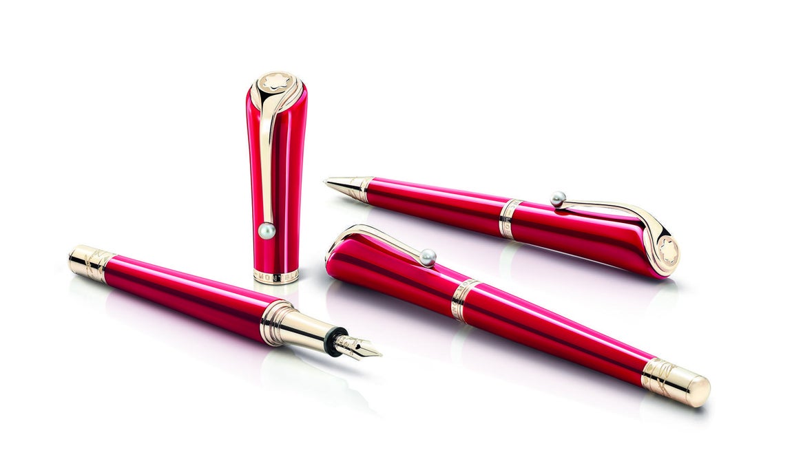 Estilográfica. Acaba de nacer una nueva musa en la colección de Montblanc: la última edición limitada está dedicada a<a href="https://www.abc.es/summum/estilo/relojes/abci-marilyn-monroe-ultima-musa-212158756580-20171124165656_galeria.html" target="_blank"> Marilyn Monroe</a>. La colección está compuesta por una estilográfica, un bolígrafo y un rollerball presentados de manera exquisita en un elegante estuche rojo. Cada detalle evoca momentos de la vida de la actriz y detalles de su personalidad. Precio: desde 660 hasta 895 euros cada pieza