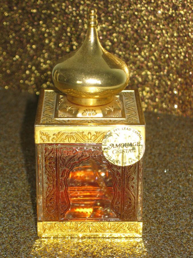 Perfume. Uno de los más exclusivos del mundo es Amouage Cristal Gold, con frasco de oro y una mezcla de ingredientes exclusivos. Una joya de la perfumería muy codiciada en Omán. El envase fue diseñado por la firma de joyeros Asprey de Londres, que eligió la cúpula ojival típica de Oriente para vestir la esencia femenina. Precio: 5.000 euros