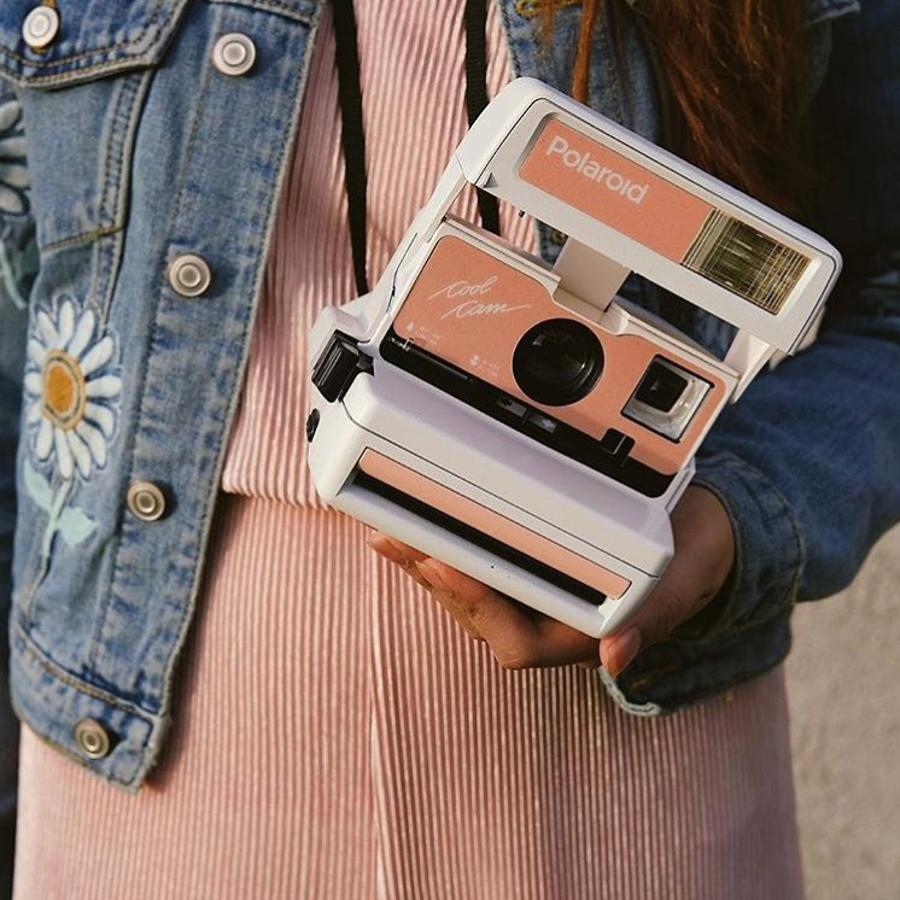 Cámara de fotos. La fotografía es el elemento estrella regalo romántico por excelencia, una Polaroid ofrecerá recuerdos inolvidables. Como artículo, su originalidad y su inspiración vintage convierten a estas cámaras casi en un accesorio de moda. Precio: 150 euros