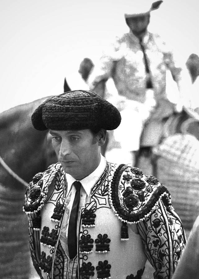 El bueno de Curro Puya pasando el trago en el patio de caballos de la plaza de toros de Sevilla (c. 1981)