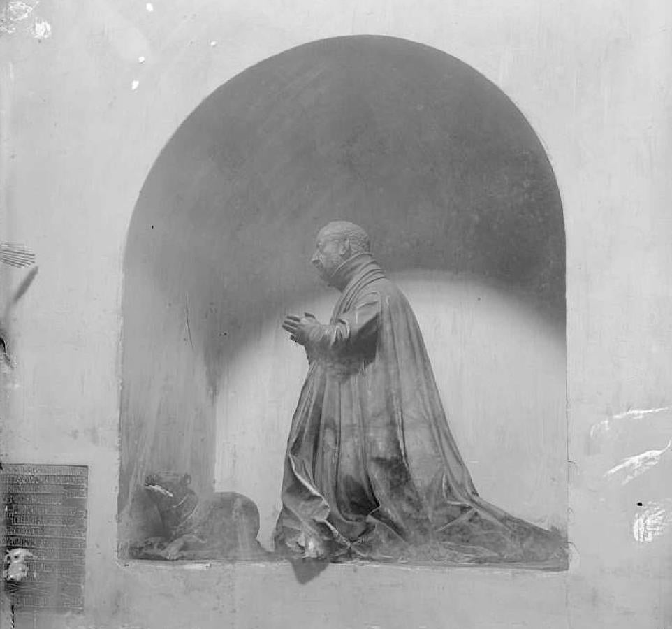 Estatua orante de Pedro Soto Cameno en San Pedro Mártir hacia 1880. Foto Casiano Alguacil. Archivo Municipal de Toledo. 