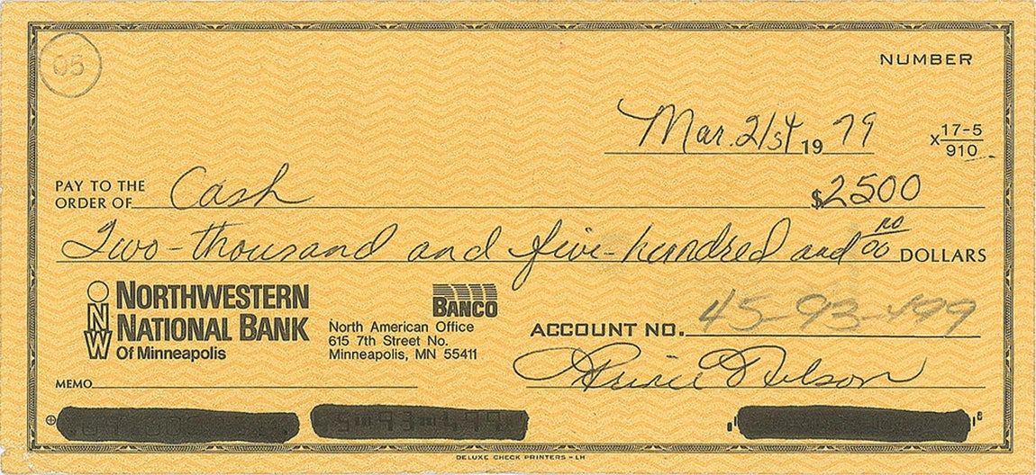 Cheque. El talonario de 2.500 dólares estaba firmado por Prince y extendido a Cash. Data de 1979, pocos meses antes de grabar su primer single «I wanna be your lover». Hoy ese cheque vale 3.000 dólares (2.400 euros)