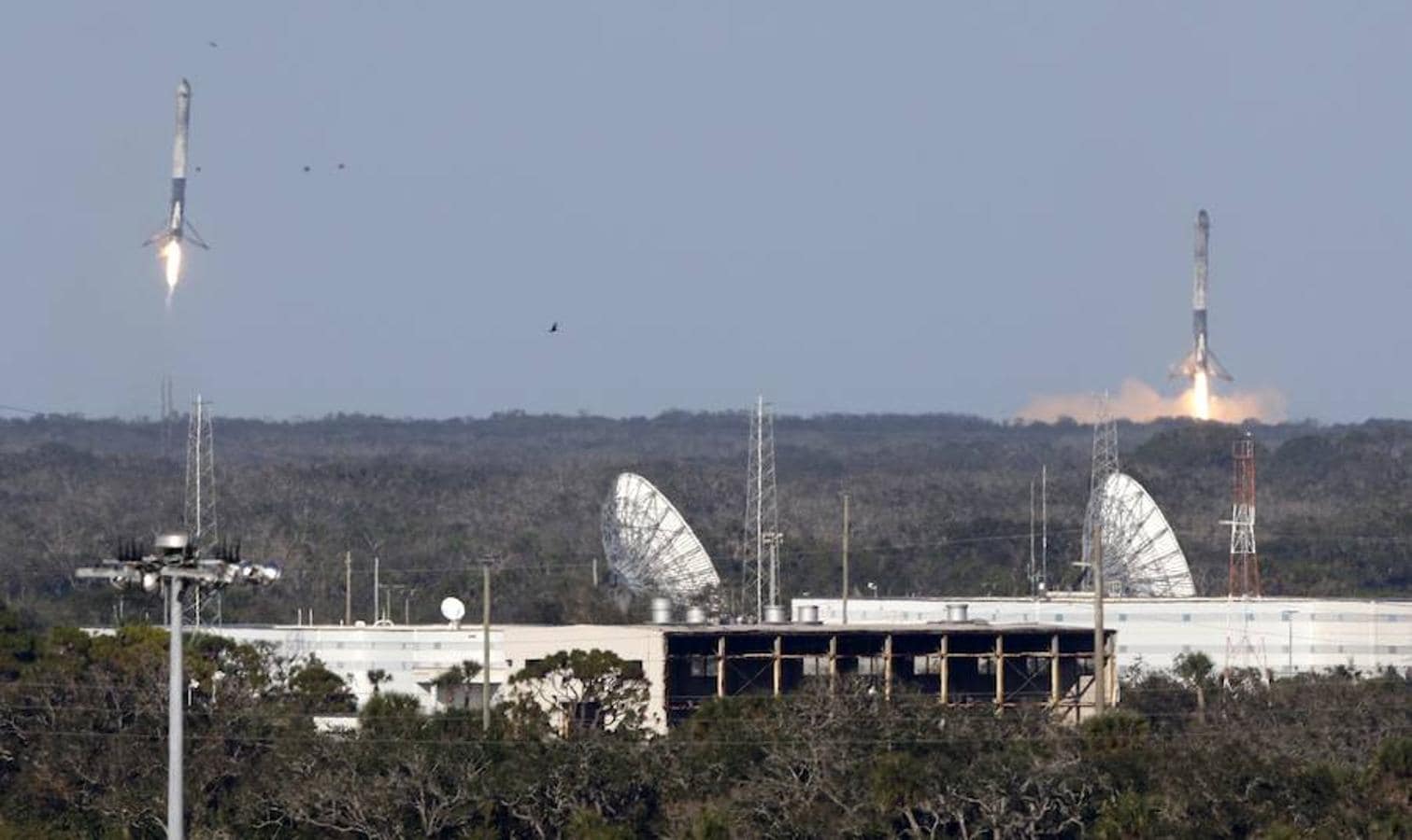 Un par de impulsores laterales aterrizan después de ayudar en el despegue del Falcon Heavy desde el Centro Espacial Kennedy, en Cabo Cañaveral, Florida. 