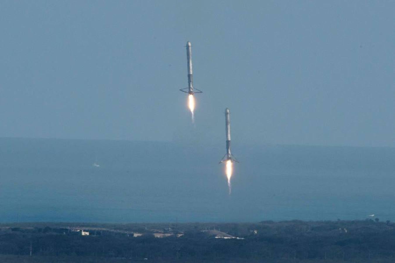 Un par de impulsores laterales aterrizan después de ayudar en el despegue del Falcon Heavy desde el Centro Espacial Kennedy, en Cabo Cañaveral, Florida. 