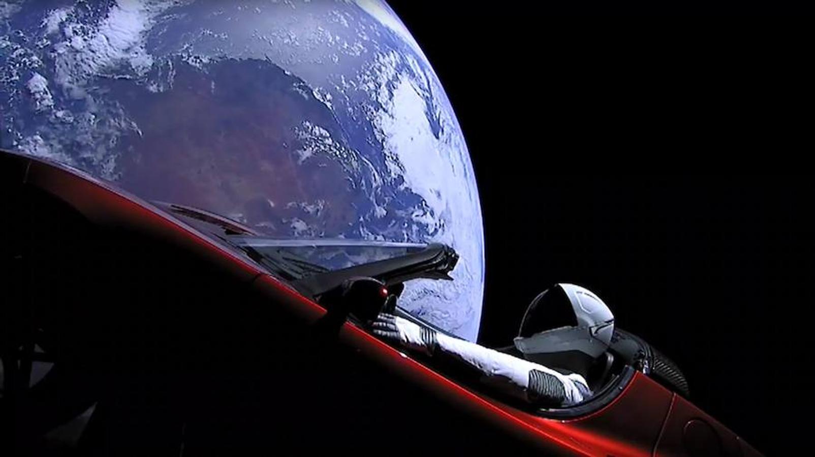 Esta imagen tomada de un vídeo en vivo de SpaceX muestra al maniquí «Starman» sentado en el Tesla interior del Falcon Heavy después de entrar en órbita el 7 de febrero de 2018. Gritos y vítores estallaron en Cabo Cañaveral, Florida cuando el enorme cohete hizo funcionar sus 27 motores. El Falcon Heavy alcanzó el cielo desde la misma plataforma de lanzamiento que la NASA utilizó para las misiones estadounidenses la luna hace cuatro décadas. 