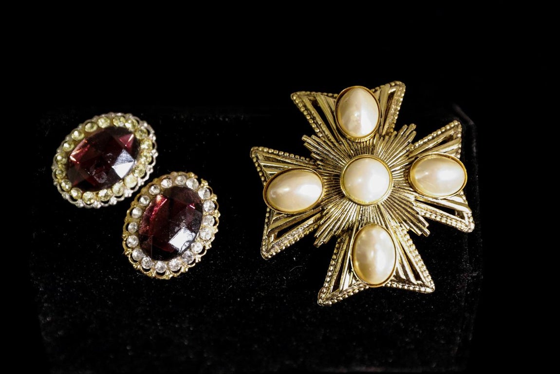 Avalorios personales. Gemelos, agujas, broches y todo tipo de eneseres personales que se identifican rápidamente con el artista. Existen documentos gráficos en los que se ve al cantante luciéndolos. El más barato de todos ellos cuesta 800 euros