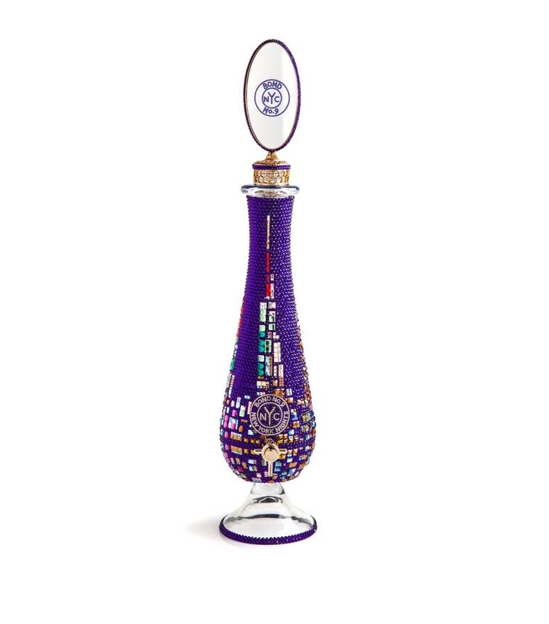 New York Nights Amphora. Uno de los perfumes más lujosos del mundo. Su frasco de cristales de Swarovski busca emular el tono de las luces de neón a medianoche. Sus notas son gardenia, pachuli y sándalo. Precio: 7.575,62 euros