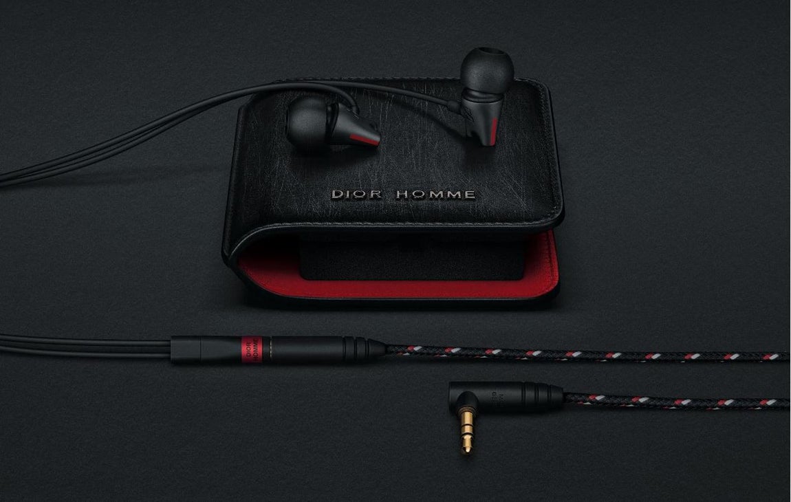 Para 'techies'. Posiblemente uno de los gadgets más prácticos y que la mayoría utiliza a diario. Apuesta por unos auriculares de diseño que no se olviden de la calidad  tecnológica como los creados de la colaboración Dior Homme x Sennheiser con funda de piel incluida. (Precio: 990 euros)
