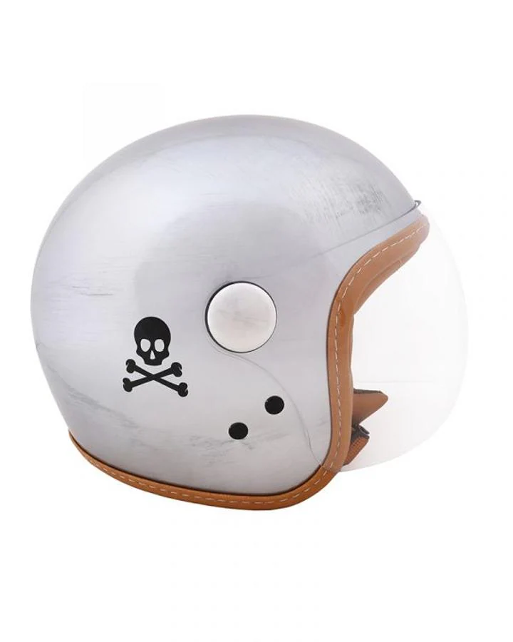 Para amantes de las dos ruedas. La protección es fundamental y si además con tu regalo le ayudas a protegerse con estilo, acierto garantizado. Casco modelo Helmet Silver. (Precio: 249 euros).