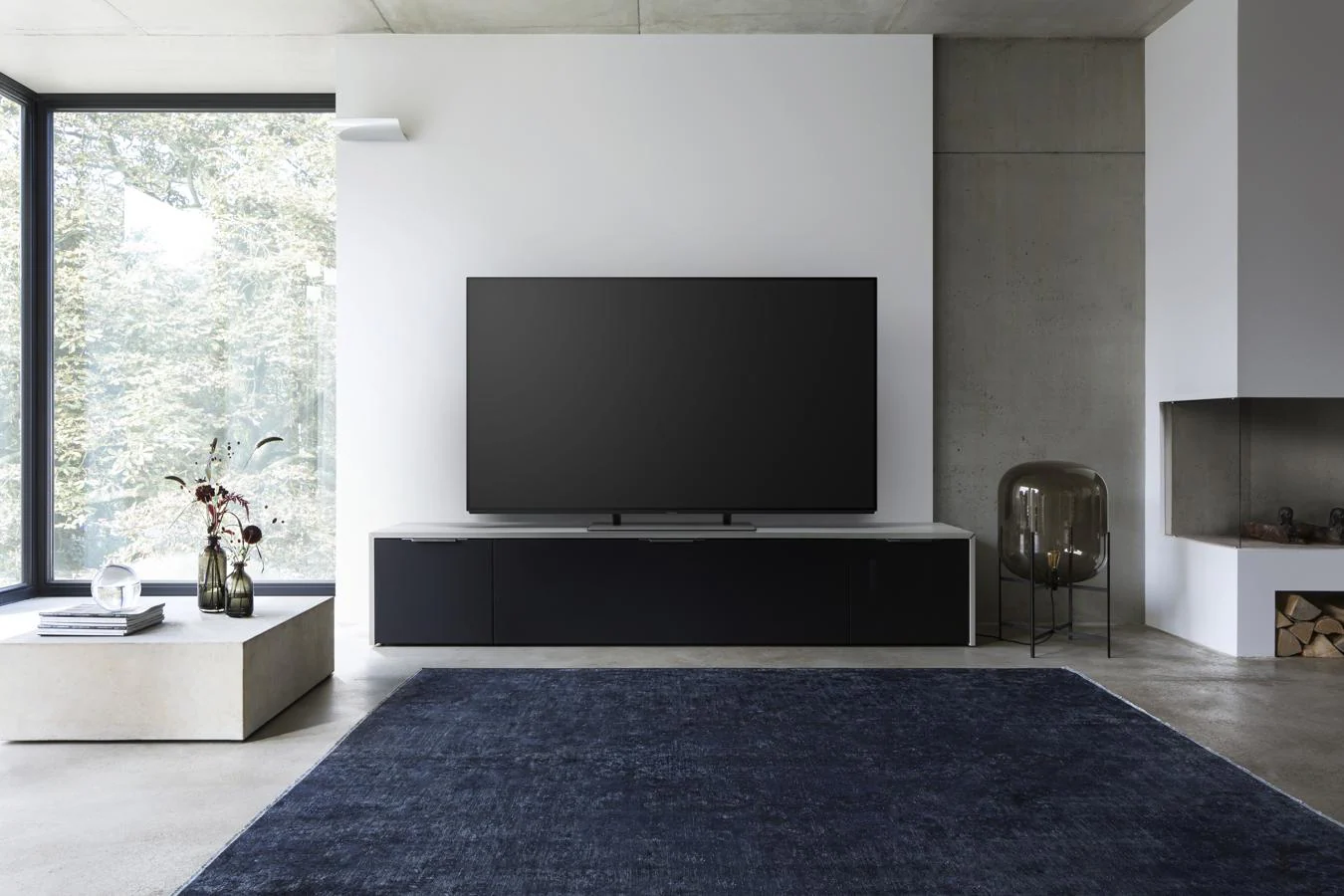 Para cinéfilos. Sorprende a los aficionados al cine montándole el suyo propio en casa con un televisor digno de cualquier sala. Modelo EZ950 de 65”. (Precio: 5.499€).