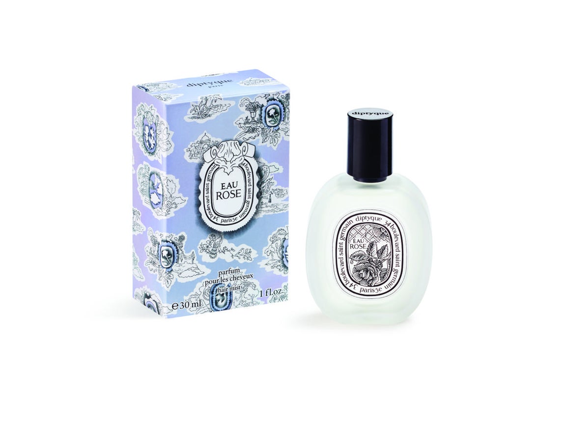 Perfume para el cabello. En el siglo XVIII, las mujeres se aplicaban esencias y polvos perfumados en sus cabellos y pelucas. Tres siglos más tarde, el cabello sigue siendo objeto de cuidadosas atenciones. El nuevo perfume para el cabello Eau Rose promete suavidad, brillo y resplandor gracias al aceite de camelia, nutritivo y protector, que intensifica la voluptuosidad de la rosa. En el cabello, la fragancia se convierte en algo tangible. (Precio: 30 mll/ 40 euros).