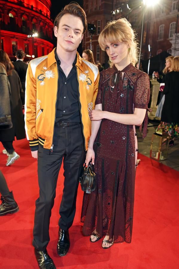 Natalia Dyer y Charlie Heaton. Si eres fan de ‘Stranger things’ seguro que te enamoraste de ellos en la serie y seguramente sepas que se han convertido en una de las parejas del momento. De hecho, el mejor adjetivo que les define a la hora de vestir es “cool”. Tanto la actriz como el actor se han convertido en habituales de los ‘front rows’ de los desfiles y son varias las firmas que están deseosos de trabajar con ellos.