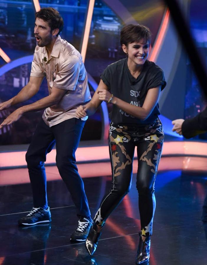 Verónica Echegui y Álex García. La química de estos actores está presente dentro y fuera de la pantalla, pero también a la hora de vestir. Tanto Verónica como Álex son atrevidos a la hora de elegir sus looks apostando siempre por el color y prendas con cierto aire vintage que lucen como solo ellos pueden hacerlo.