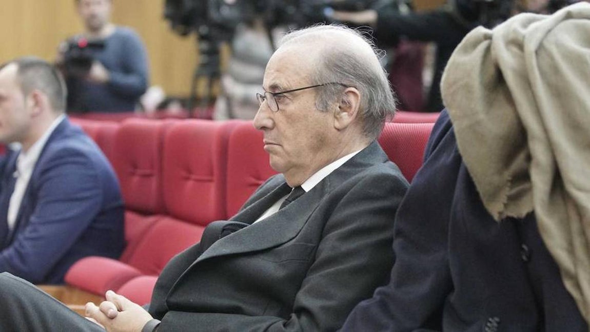 Condenado el nieto de Franco a 30 meses de prisión por atentado a autoridad. Ha sido condenado por delitos de atentado a la autoridad y conducción temeraria como conductor del coche que huyó de la Guardia Civil y acabó embistiendo a una patrulla el 30 de abril de 2012