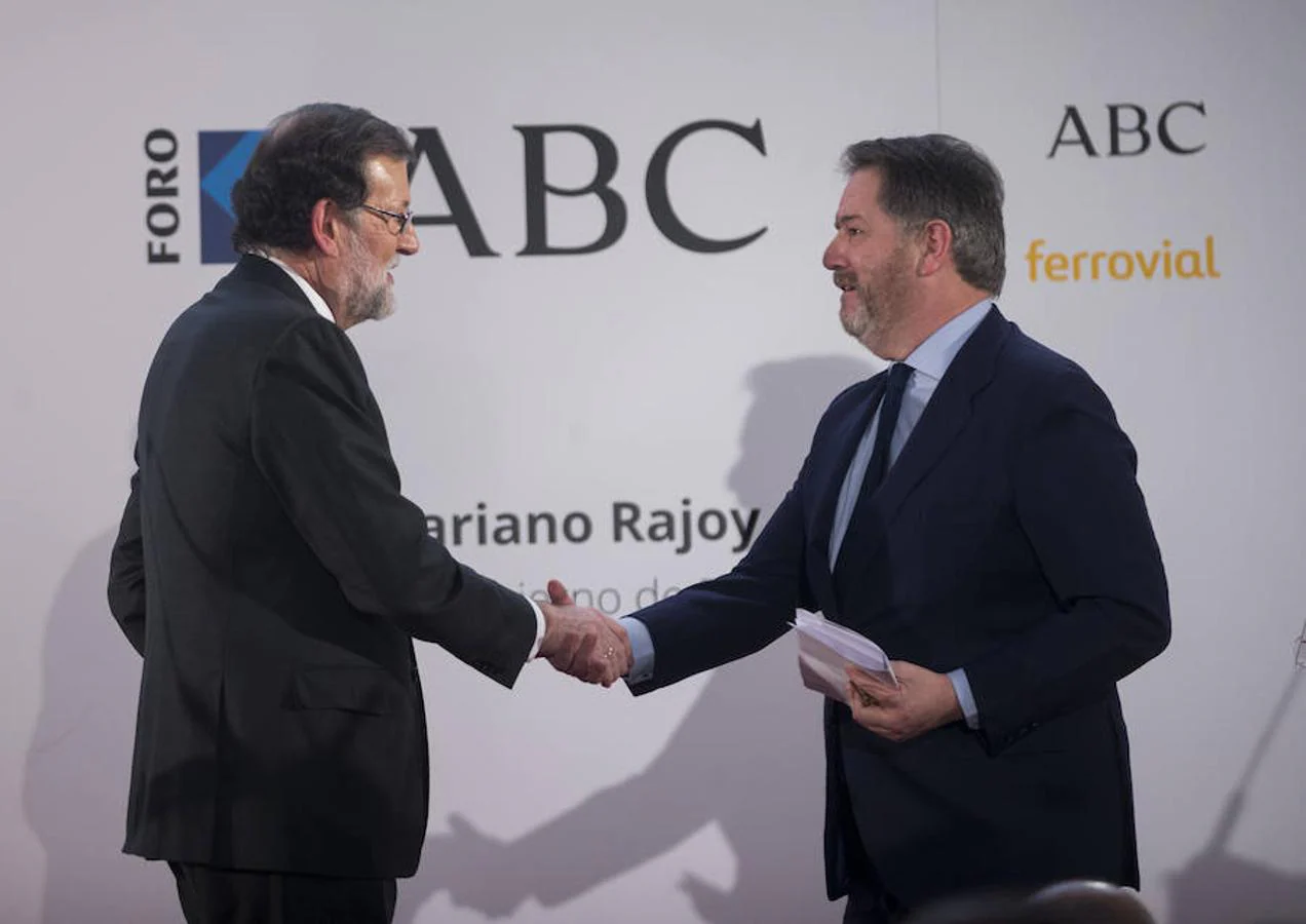 El presidente del Gobierno, Mariano Rajoy, y el director de ABC, Bieito Rubido, en el Foro ABC-Deloitte.. 