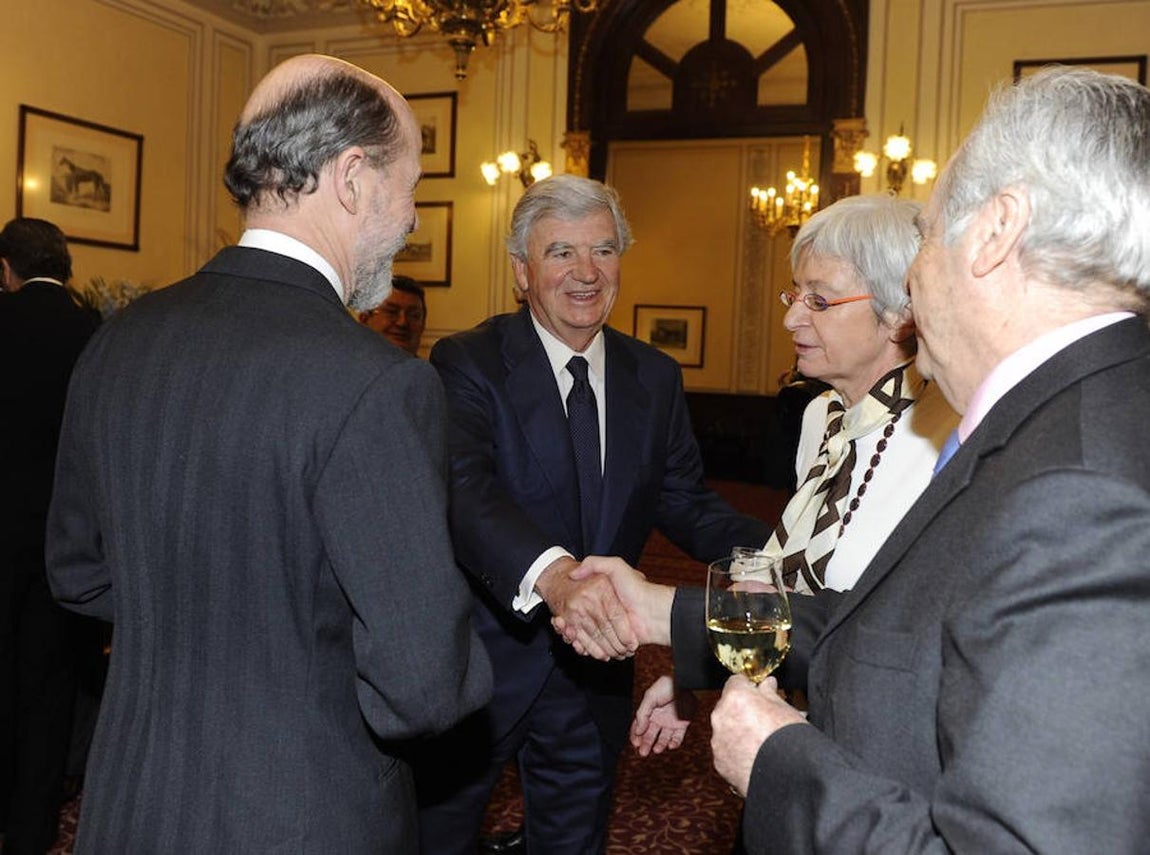 Santiago Bergareche, presidente de Vocento, saluda a algunos de los invitados al Foro ABC-Deloitte.. 