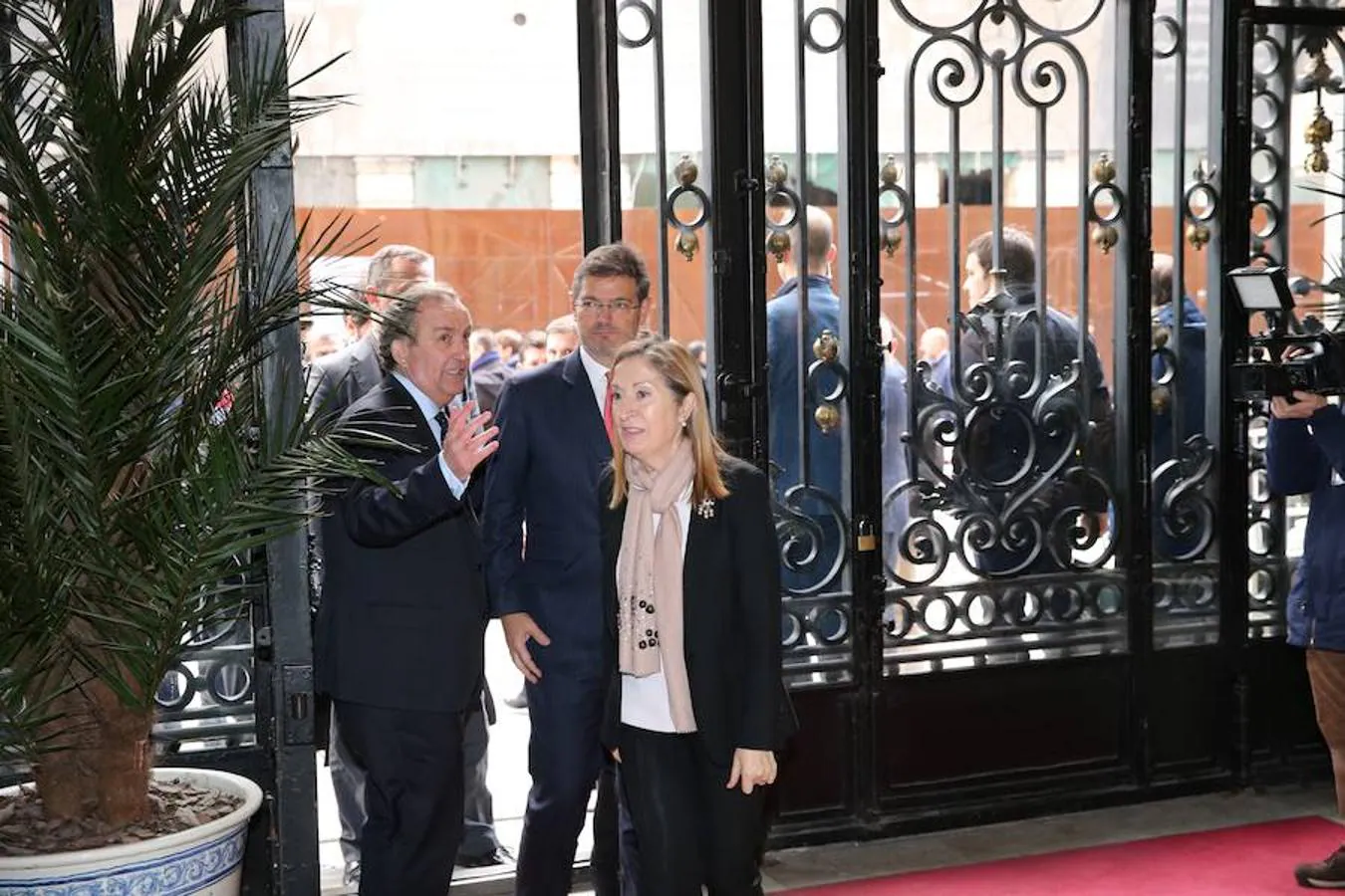 La presidenta del Congreso, Ana Pastor, y el ministro de Justicia, Rafael Catalá, a su llegada al Foro ABC-Deloitte, celebrado este jueves en el Casino de Madrid.. 