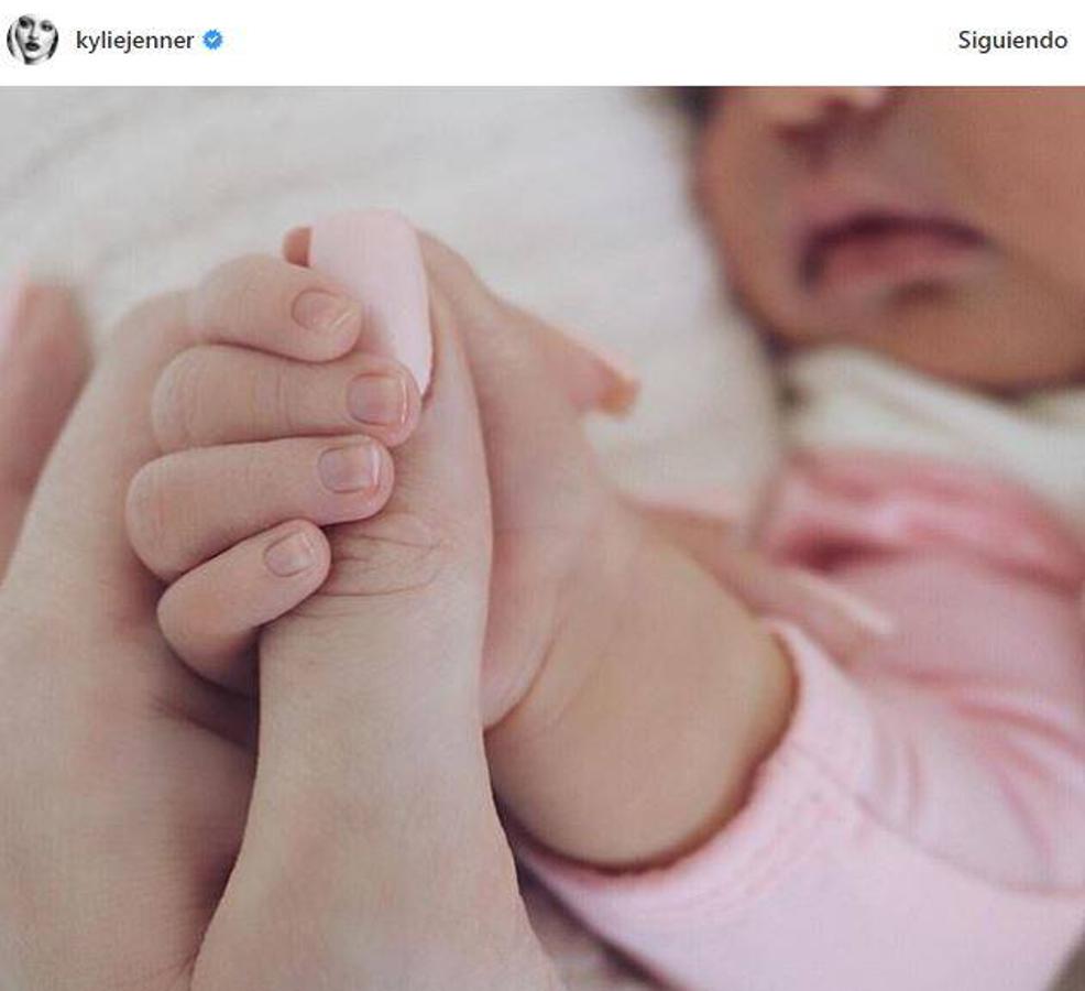 Kylie Jenner bate récord de likes en Instagram con la foto de su bebé. Con menos de una semana de vida, Stormi ha conseguido un hito en la red social