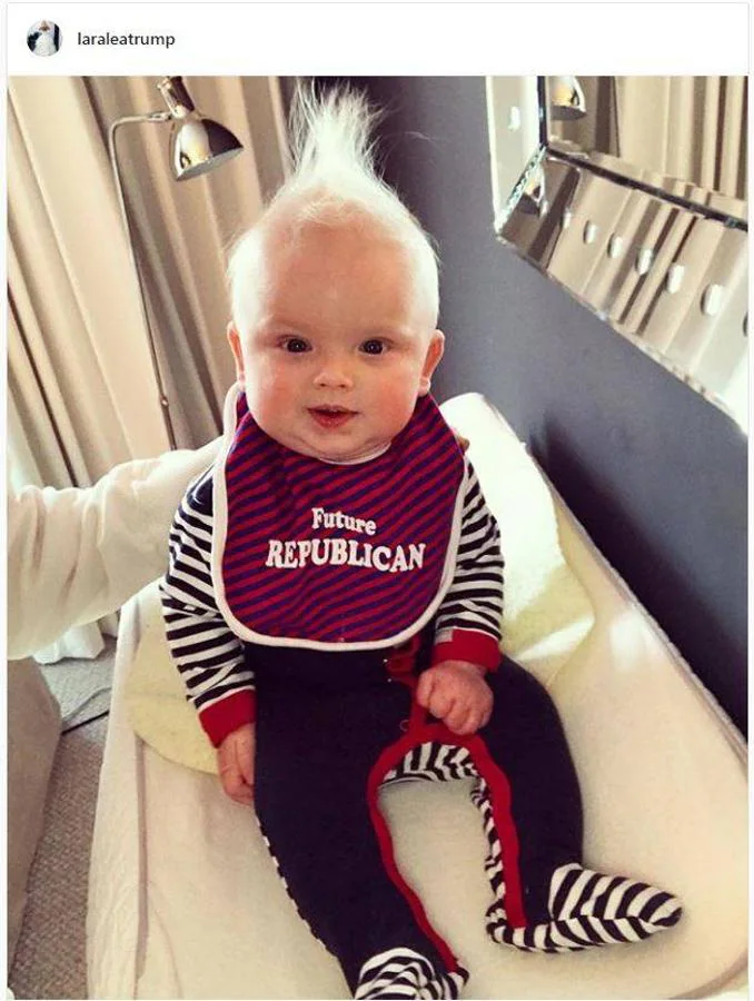 Lara Trump comparte una imagen de su bebé, Luke, que posa con un babero de «Futuro Republicano». 