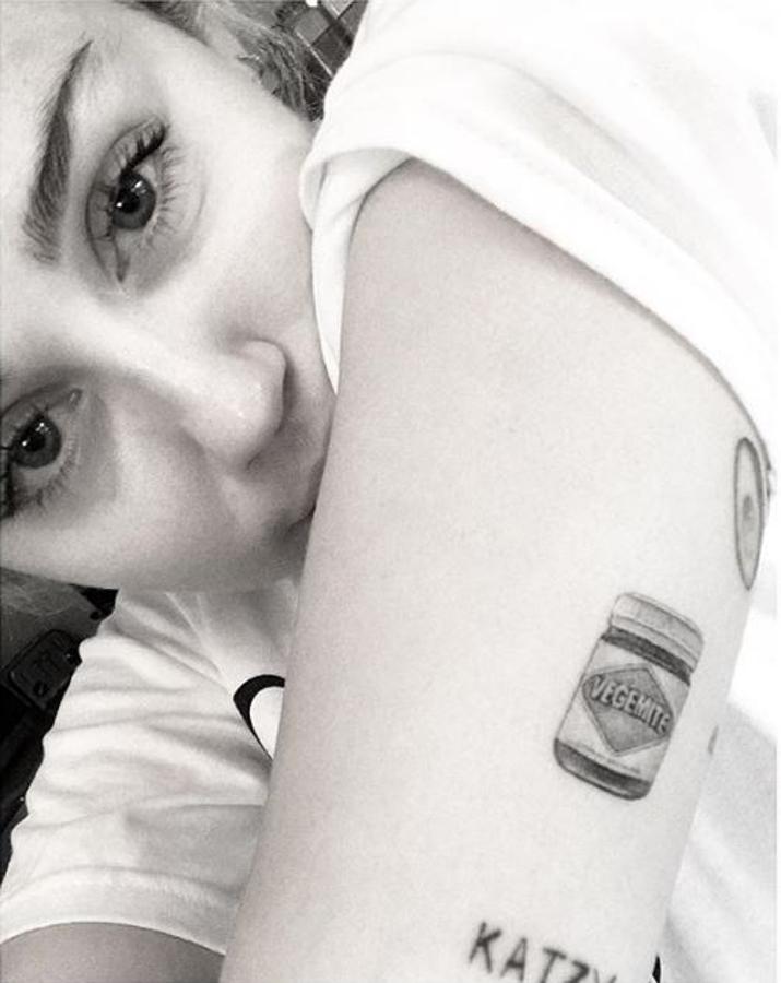 Miley Cyrus se tatuó un bote del vegemite, una popular pasta de untar elaborada con extracto de levadura, en honor a la obsesión que tiene su pareja, Liam Hemsworth, por este producto. 