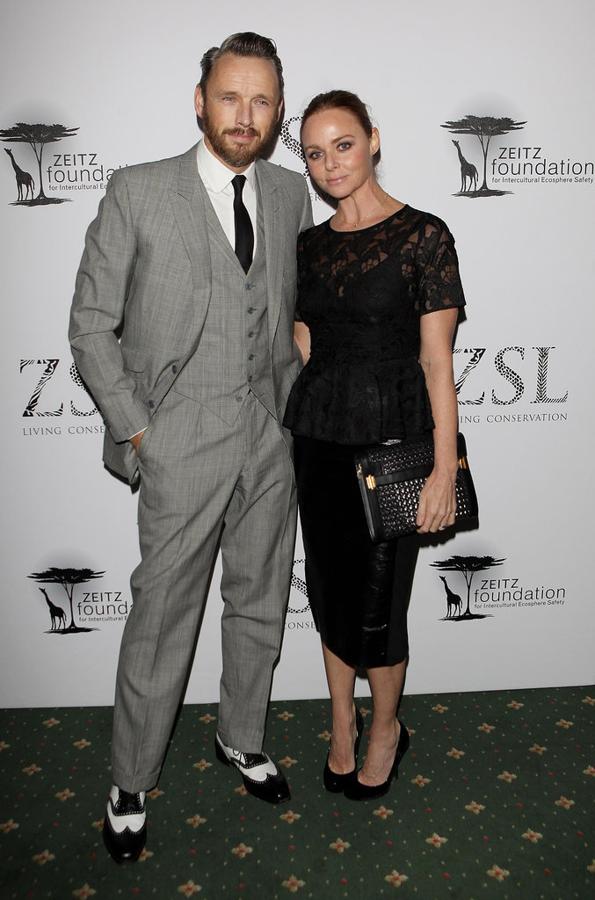 Stella McCartney Alasdhair Willis. Pese a que sus prendas no siempre son convencionales, el armario de la diseñadora está lleno de prendas bastante clásicas al igual que el de su marido, que sabe cómo revitalizar el traje de tres piezas a la perfección y convertirlo en un básico del siglo XXI