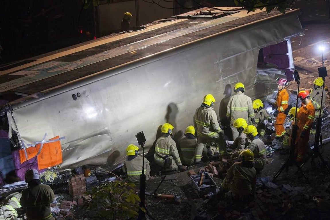 El suceso tuvo lugar pasadas las seis de la tarde hora local y afectó a un autobús de línea. 