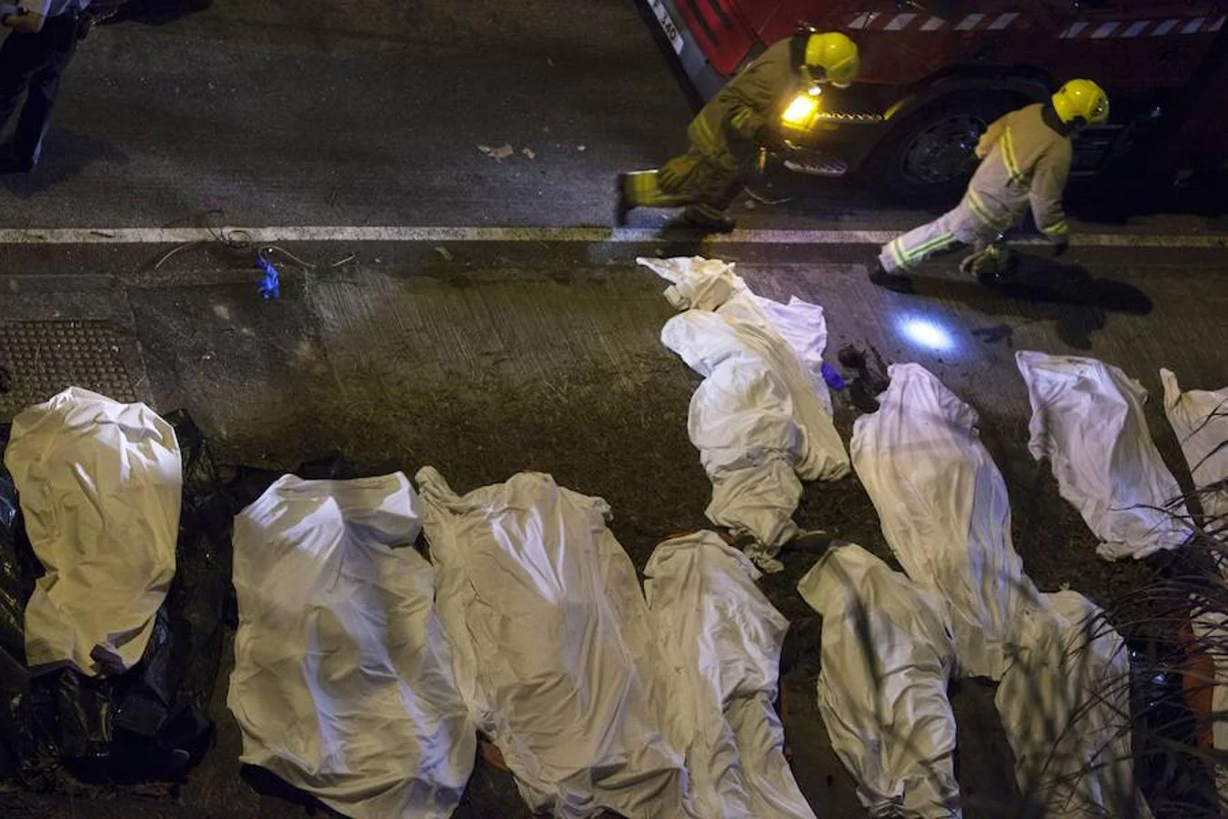 Diecinueve personas murieron y al menos 40 resultaron heridas este sábado en un accidente de autobús en Hong Kong. 