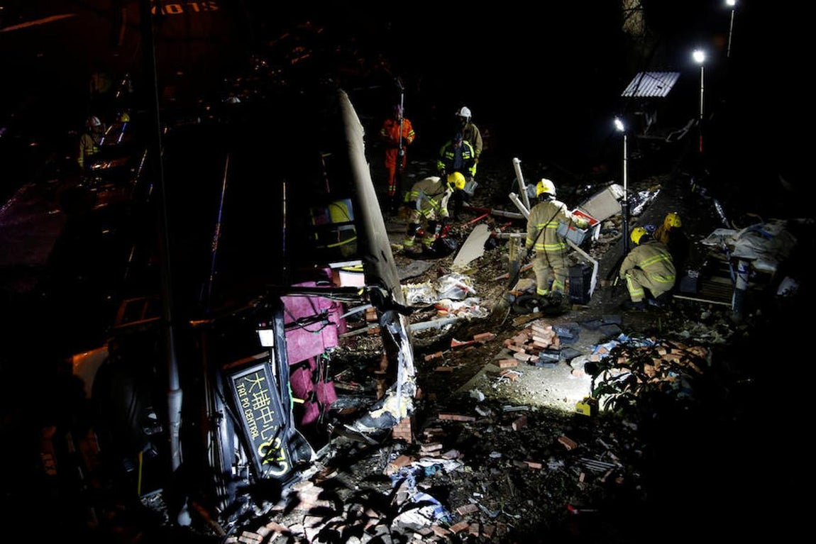 Los bomberos, en el lugar del accidente. 
