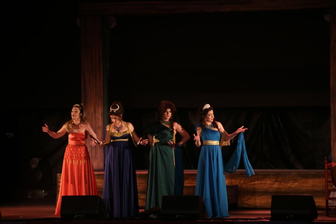 FOTOS: Gran ambiente en el pregón y en la 1ª noche de sábado de carnaval