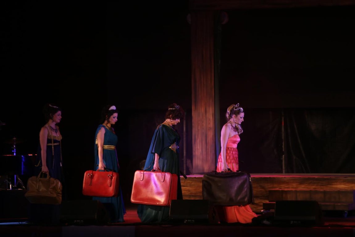 FOTOS: Gran ambiente en el pregón y en la 1ª noche de sábado de carnaval