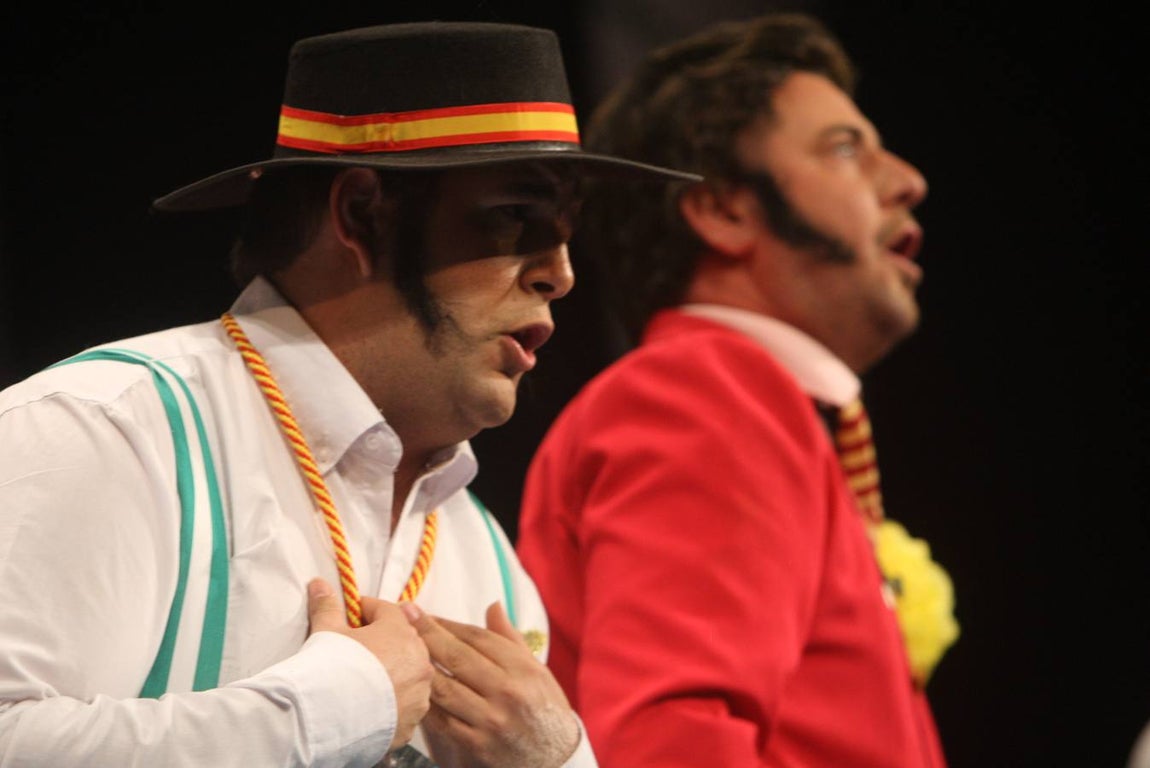 FOTOS: Chirigota Cai de miarma (7,20) en la Final del Falla. Carnaval de Cádiz 2018