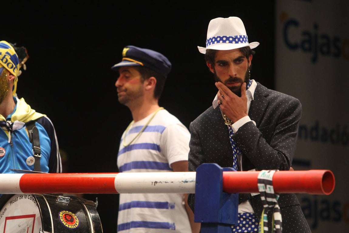 FOTOS: Chirigota Cai de miarma (7,20) en la Final del Falla. Carnaval de Cádiz 2018