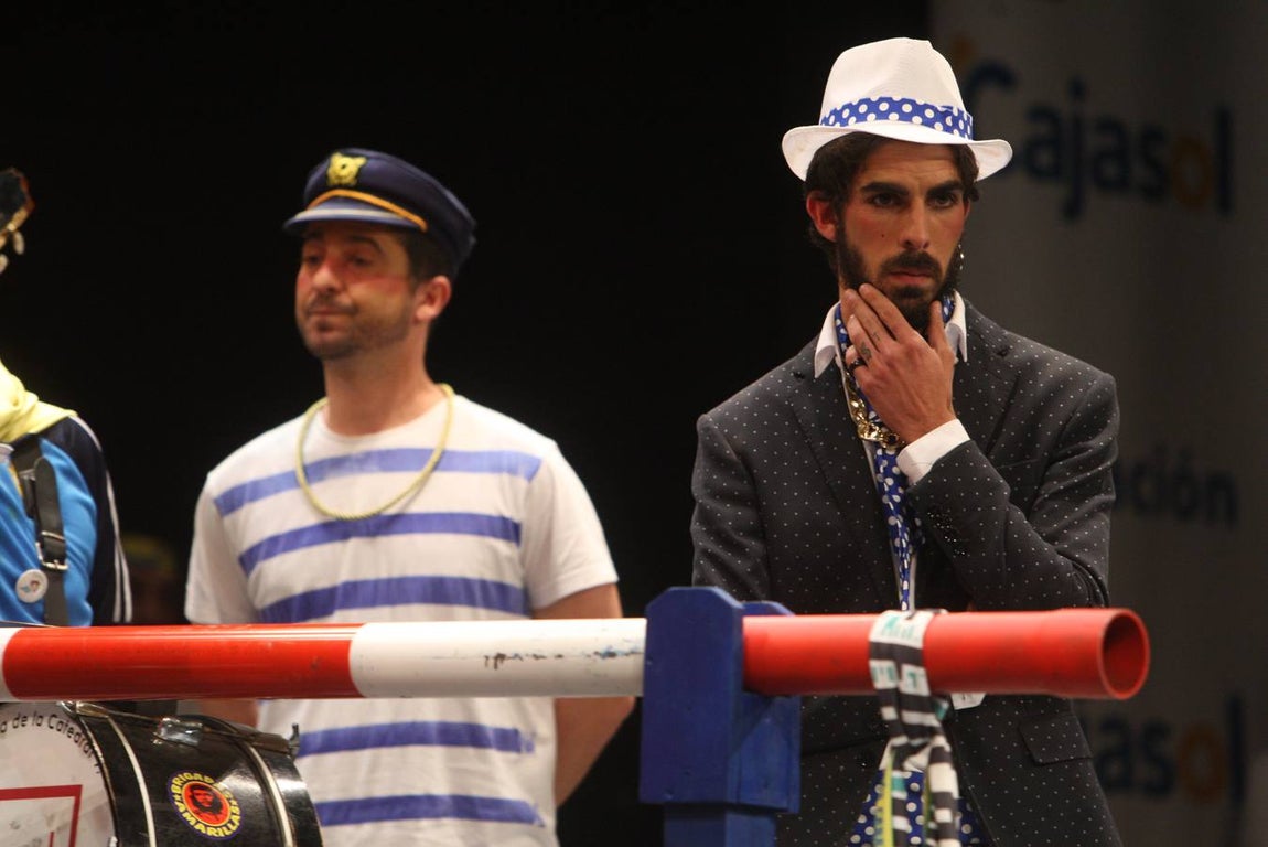 FOTOS: Chirigota Cai de miarma (7,20) en la Final del Falla. Carnaval de Cádiz 2018