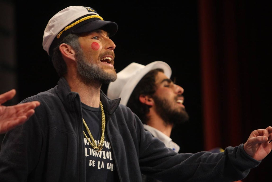 FOTOS: Chirigota Cai de miarma (7,20) en la Final del Falla. Carnaval de Cádiz 2018