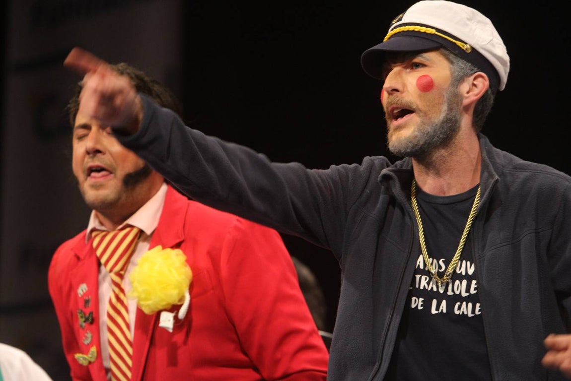 FOTOS: Chirigota Cai de miarma (7,20) en la Final del Falla. Carnaval de Cádiz 2018