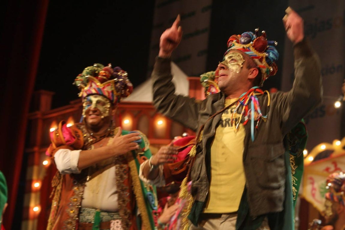 FOTOS: Comparsa El perro andalú en la Final del Falla. Carnaval de Cádiz 2018