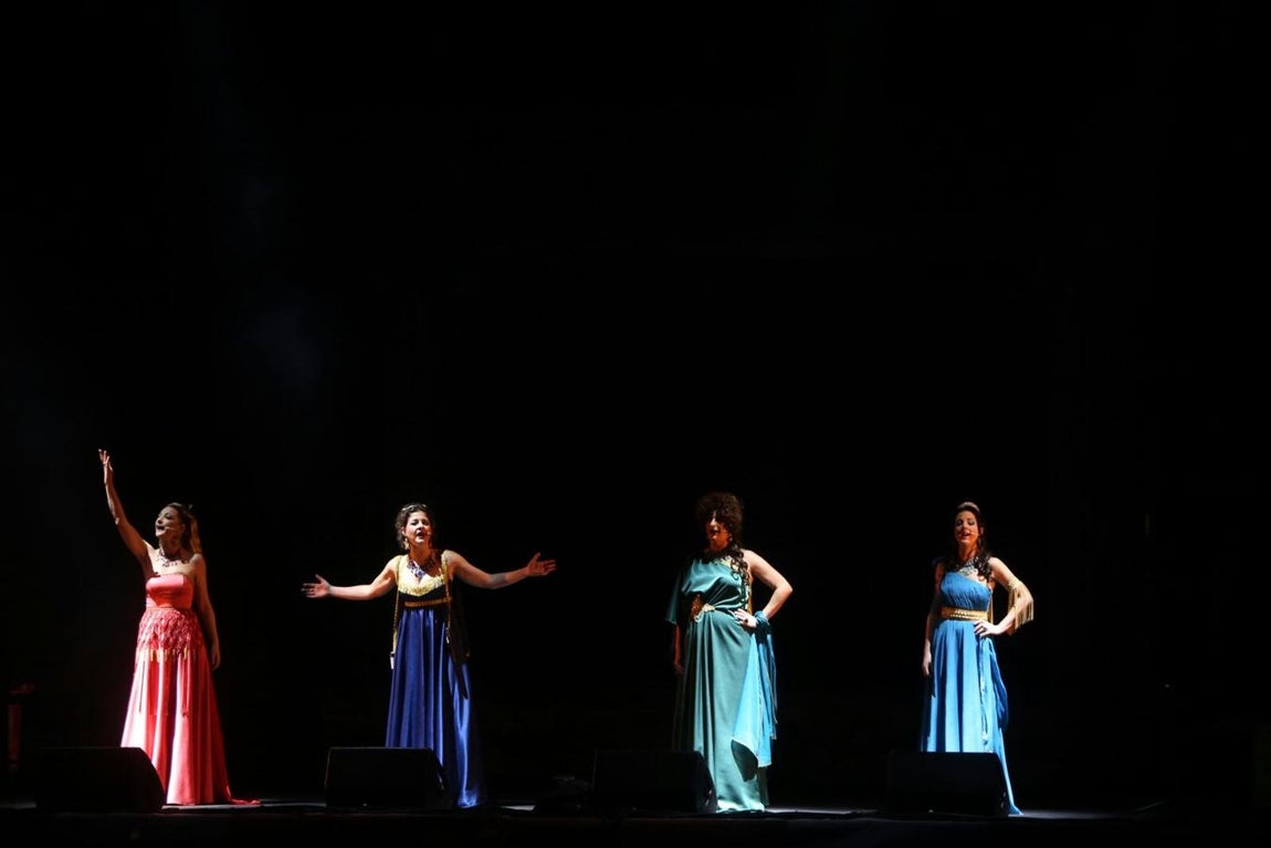 FOTOS: Gran ambiente en el pregón y en la 1ª noche de sábado de carnaval