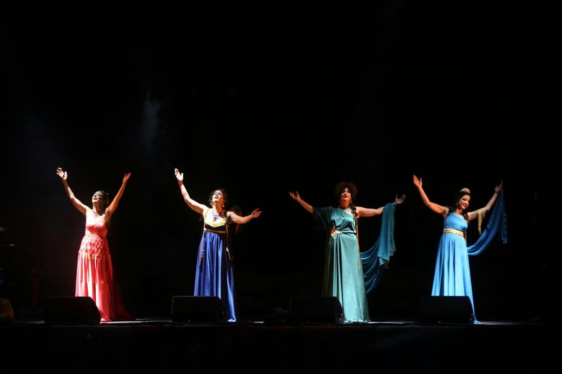 FOTOS: Gran ambiente en el pregón y en la 1ª noche de sábado de carnaval