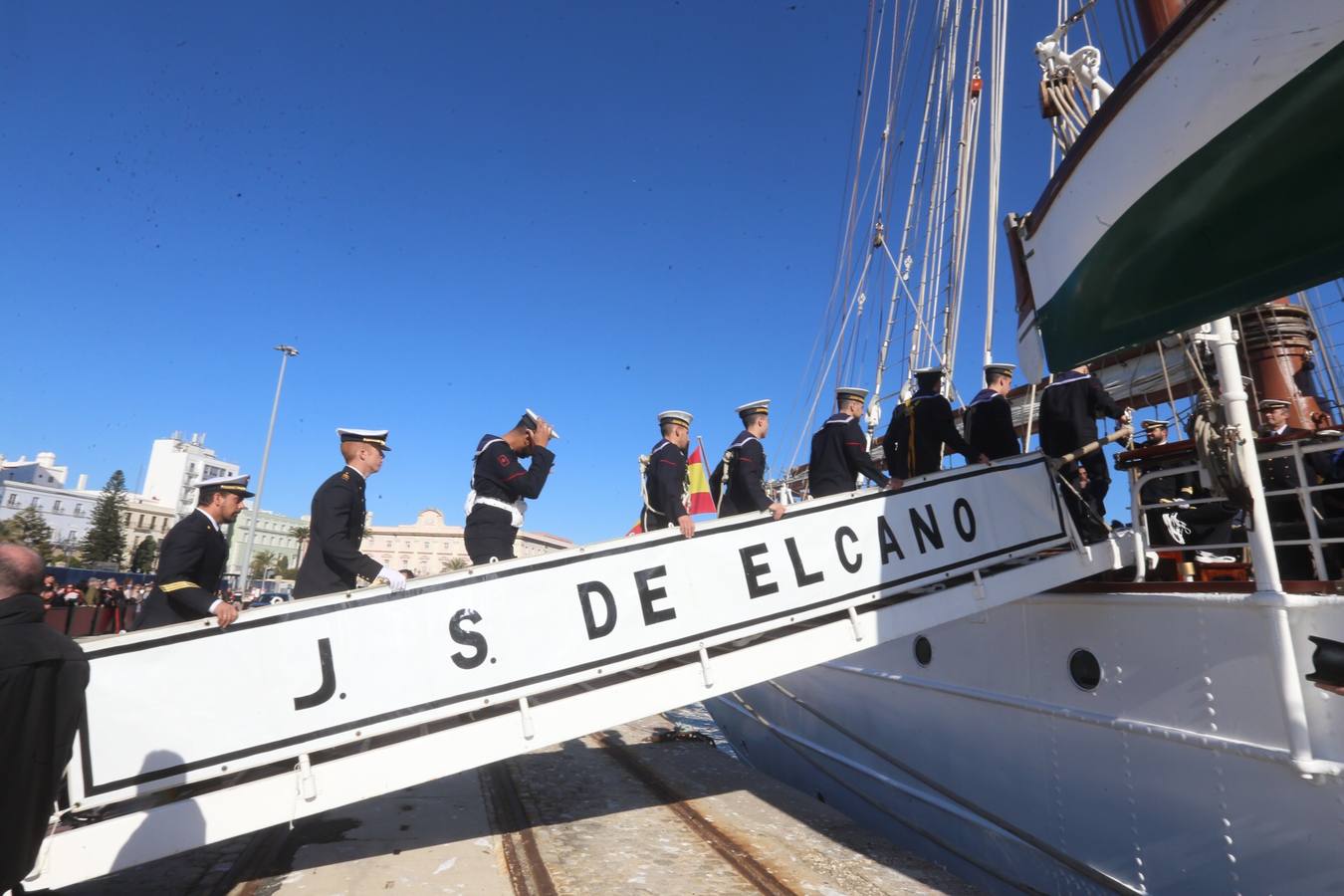 Emotiva despedida de Cádiz a su buque escuela Elcano