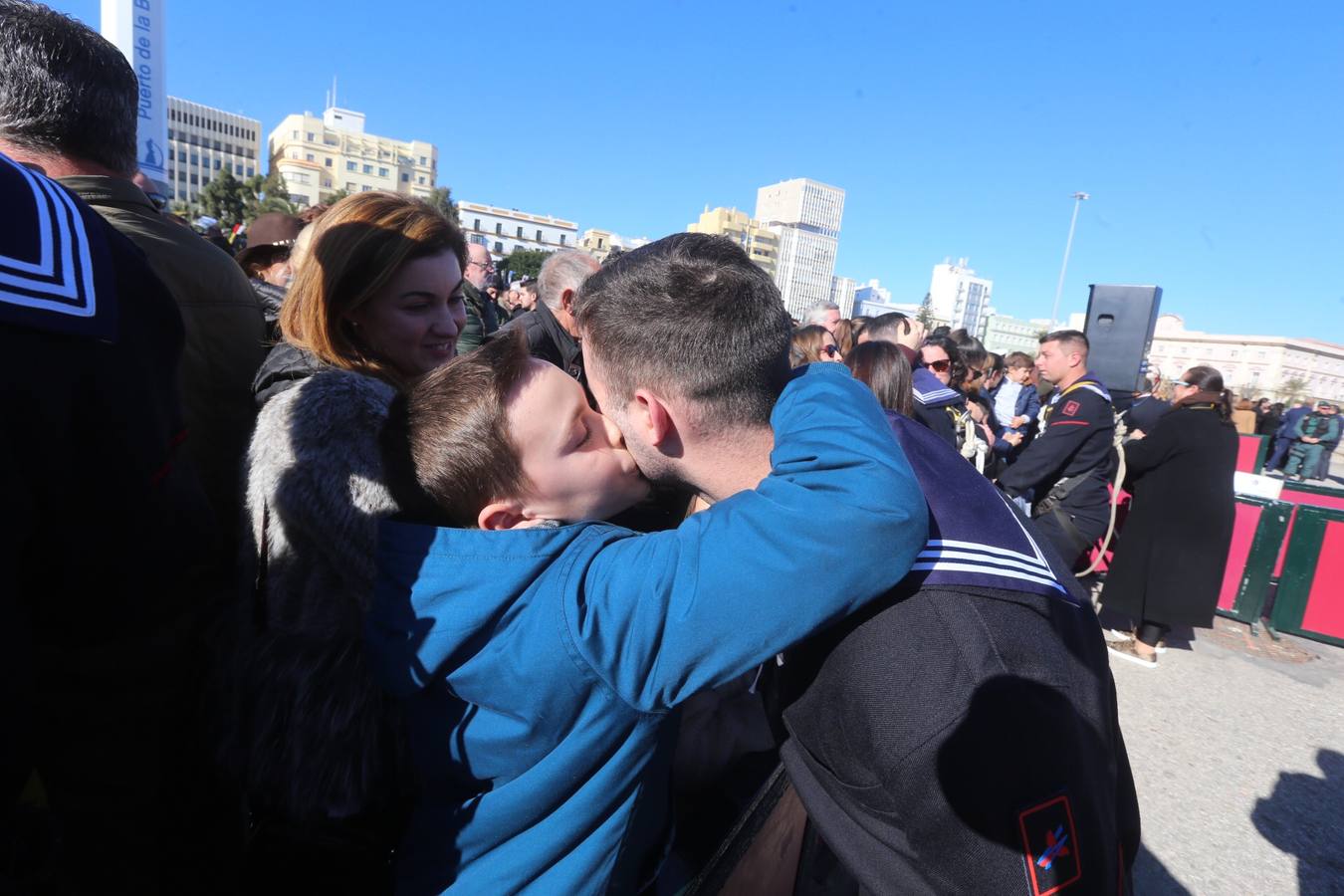 Emotiva despedida de Cádiz a su buque escuela Elcano