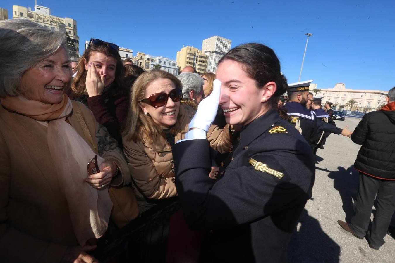 Emotiva despedida de Cádiz a su buque escuela Elcano