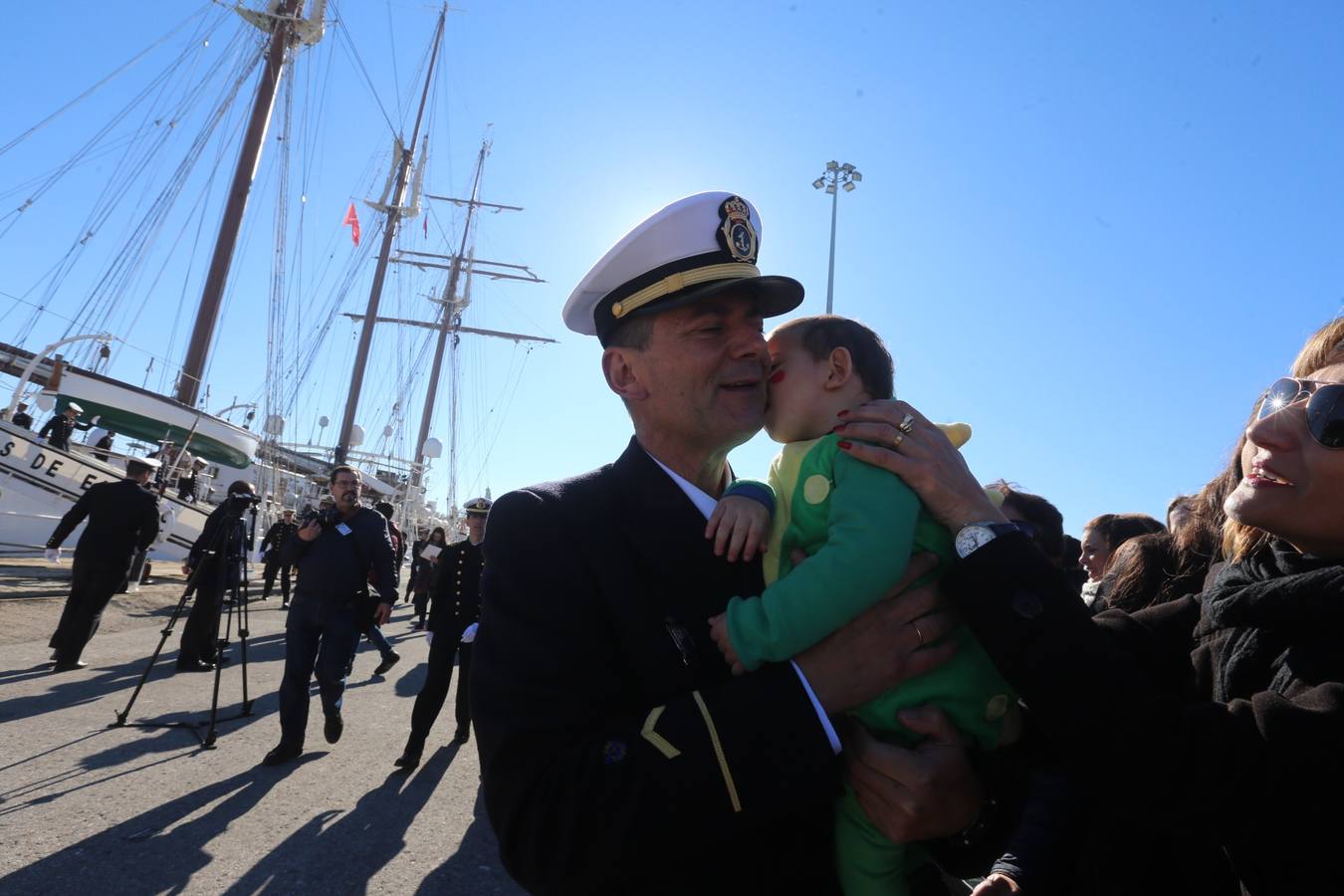 Emotiva despedida de Cádiz a su buque escuela Elcano