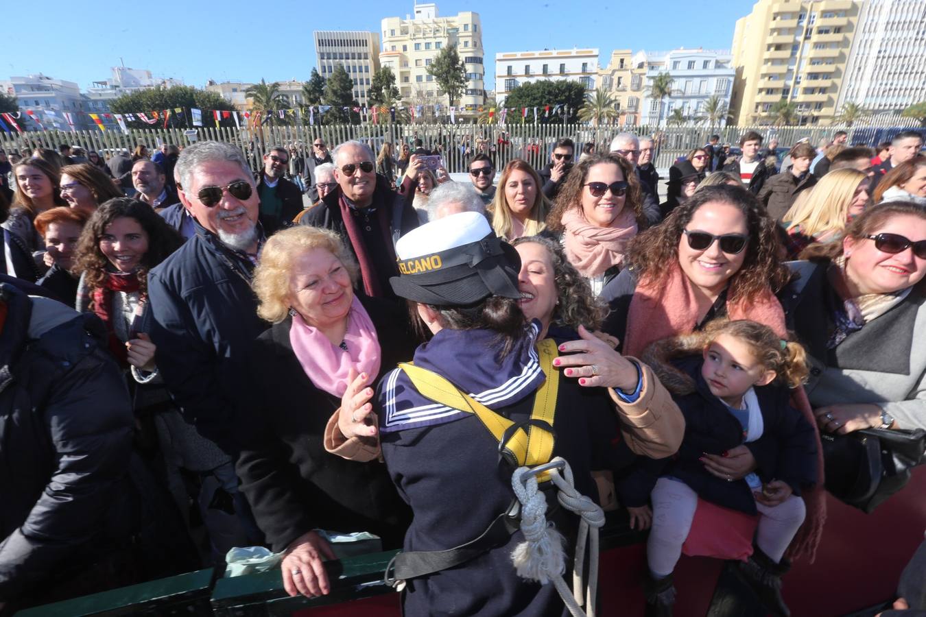 Emotiva despedida de Cádiz a su buque escuela Elcano