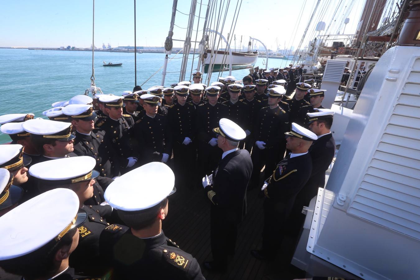 Emotiva despedida de Cádiz a su buque escuela Elcano