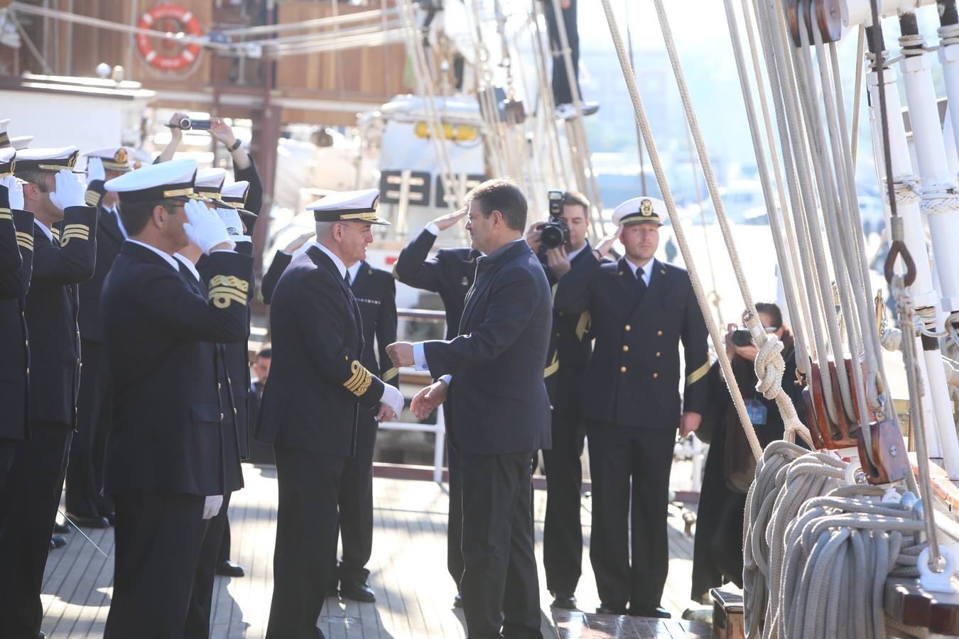 Emotiva despedida de Cádiz a su buque escuela Elcano