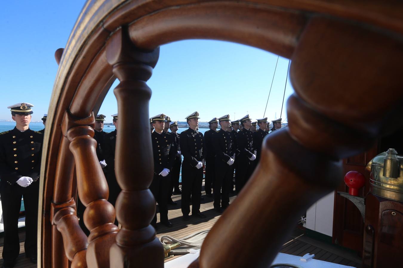 Emotiva despedida de Cádiz a su buque escuela Elcano