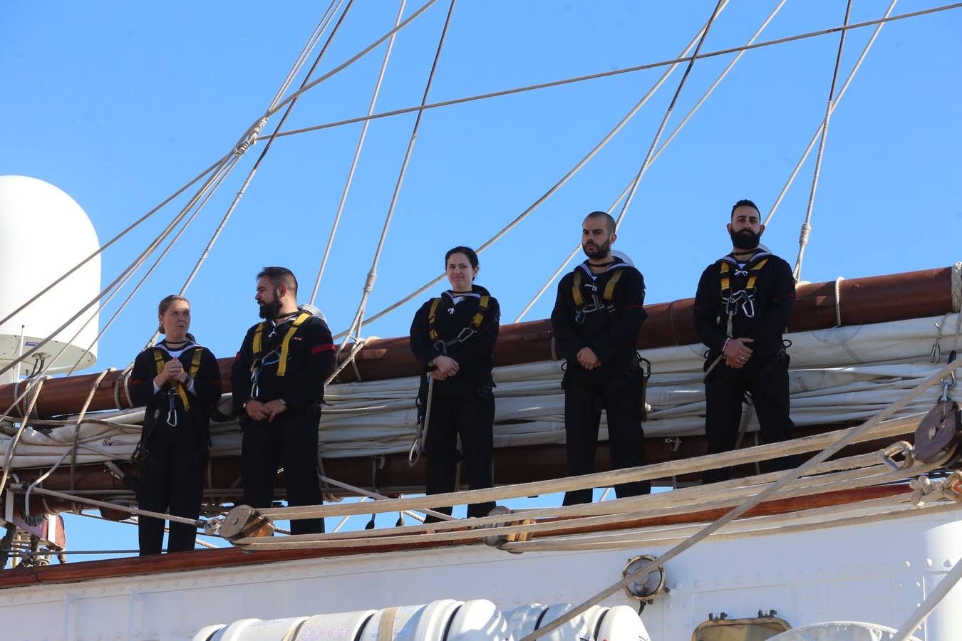 Emotiva despedida de Cádiz a su buque escuela Elcano