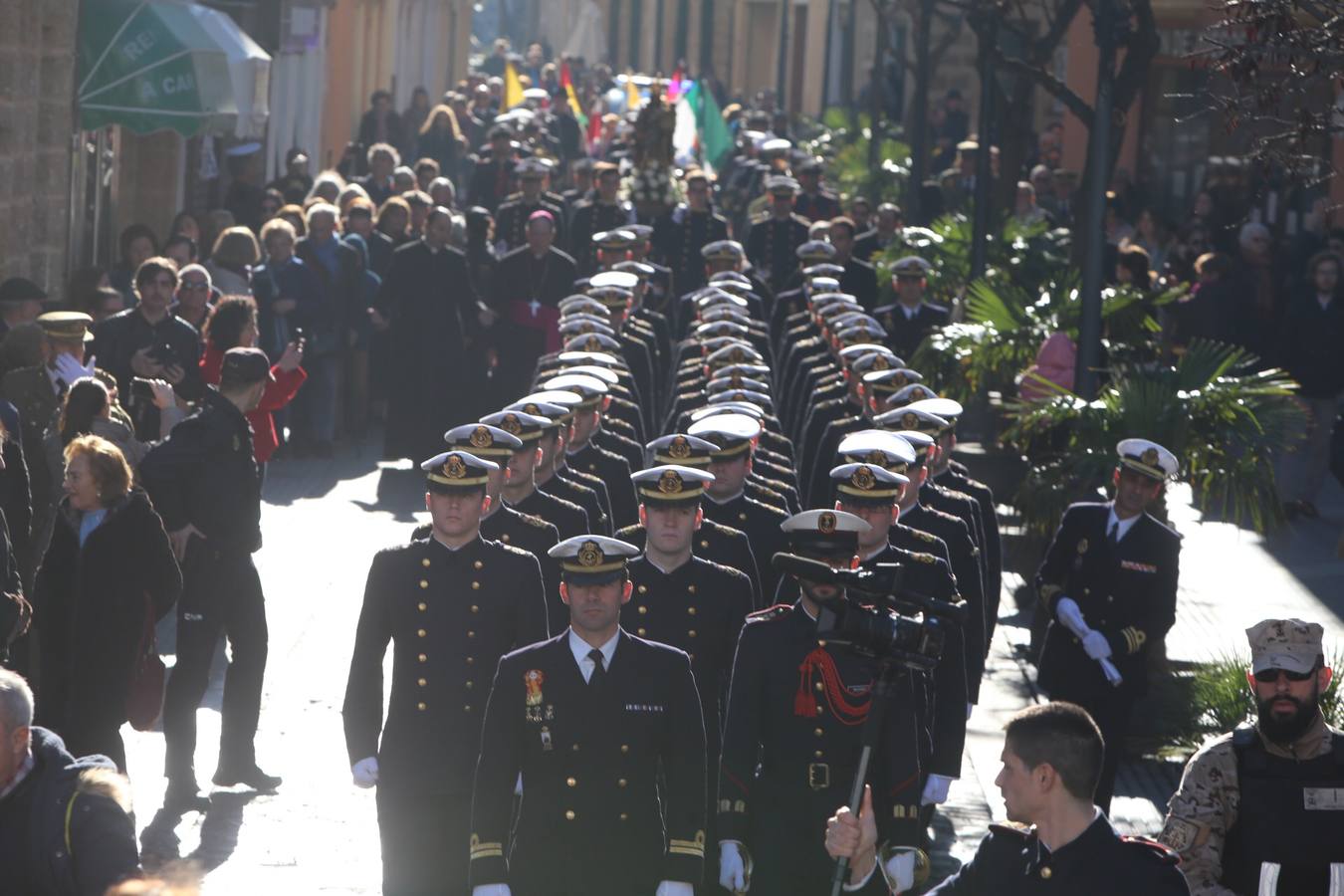 Emotiva despedida de Cádiz a su buque escuela Elcano